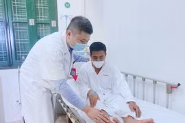 Bác sĩ kiểm tra lại tình trạng bệnh nhân trước khi tiến hành can thiệp mạch