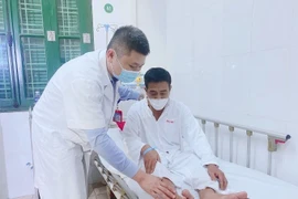 Bác sĩ kiểm tra lại tình trạng bệnh nhân trước khi tiến hành can thiệp mạch