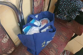 Bé trai sơ sinh bị bỏ rơi trong lùm cây, tài xế taxi phát hiện nhờ tiếng khóc