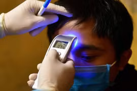 Hai ca Covid-19 diễn biến nặng, Bộ Y tế khuyên người già hạn chế ra ngoài