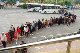 Hàng nghìn người dân Phú Thọ xếp hàng mua vé cổ vũ đội tuyển Việt Nam