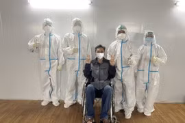 Bệnh nhân Covid-19 xuất viện sau nhiều ngày thở máy xâm lấn, lọc máu