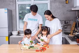 Cha mẹ không thể ở bên con suốt đời vì vậy ngay từ nhỏ cần dạy trẻ tự lập.