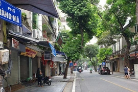 'Thủ phủ' đồ chơi trẻ em ở Hà Nội phủ bạt, vắng lặng trước Tết Trung thu