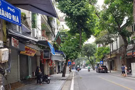 'Thủ phủ' đồ chơi trẻ em ở Hà Nội phủ bạt, vắng lặng trước Tết Trung thu