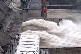 Lũ mới ập đến sông dài nhất Trung Quốc, đập Tam Hiệp "oằn mình" đối phó