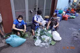 Gia đình phân loại rác thải.