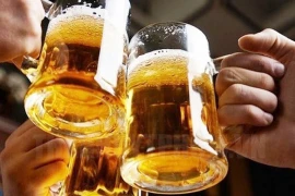 Phạt nặng người ép người khác uống rượu bia liệu có khả thi?