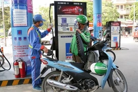 Xăng tăng giá tác động không nhỏ đến các dịch vụ vận tải, trong đó có những người hành nghề xe ôm công nghệ. 