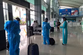 Những hành khách đầu tiên xuống sân bay Rạch Giá.