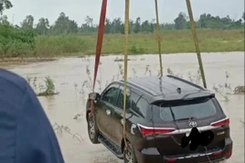 Chiếc xe ôtô bị cuốn trôi được trục vớt lên bờ