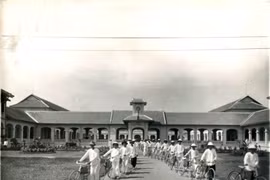 Người từ bỏ thành Paris và mức lương 22 lạng vàng mỗi tháng... Kỳ 2: Hành trình đến nước Pháp