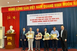  Đảng bộ VUSTA: Trao huy hiệu Đảng cho 57 đảng viên, 12 chi bộ và 62 cá nhân được khen thưởng 