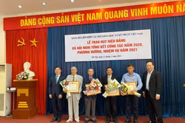  Đảng bộ VUSTA: Trao huy hiệu Đảng cho 57 đảng viên, 12 chi bộ và 62 cá nhân được khen thưởng 