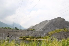 Bãi thải Gyps của Nhà máy DAP2 đang trong tình trạng quá tải. (Ảnh: Quốc Khánh/TTXVN)