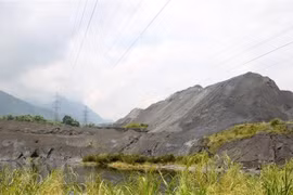 Bãi thải Gyps của Nhà máy DAP2 đang trong tình trạng quá tải. (Ảnh: Quốc Khánh/TTXVN)