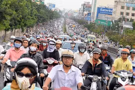 Xe máy lưu thông dày đặc tại TPHCM.