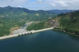 Sạt lở đất tạo ra sóng trong hồ