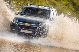 Lưu ý cần thiết khi đi xe gầm cao mùa mưa lũ