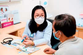 BSCKII Trần Thị Thùy Dung hướng dẫn người bệnh sử dụng bút tiêm insulin đúng cách.