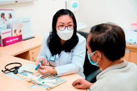 BSCKII Trần Thị Thùy Dung hướng dẫn người bệnh sử dụng bút tiêm insulin đúng cách.