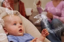 Cha hút thuốc chuốc bệnh cho con