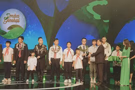 Vinamilk cùng cặp lá yêu thương trao thêm cơ hội được đi học cho trẻ em khó khăn