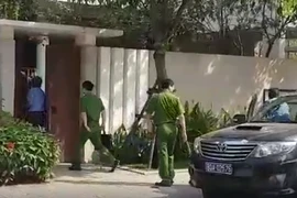 Xe công an ghé nhà cựu Phó chủ tịch UBND TP Đà Nẵng