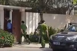 Xe công an ghé nhà cựu Phó chủ tịch UBND TP Đà Nẵng