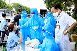 Những cặp đôi trên tuyến đầu chống dịch