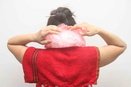 Cẩn thận khi chườm lạnh trị đau khớp do bệnh gút