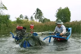 Một ông nông dân sáng chế máy cày siêu nhẹ 'bơi' như cá, hơn hẳn máy Nga, máy Trung Quốc