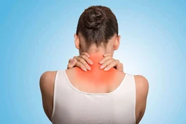 Ngồi máy tính nhiều dễ thoái hóa đốt sống cổ 