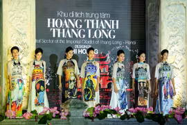 Dàn hoa hậu, người mẫu trình diễn 1.000 bộ áo dài ở Văn Miếu