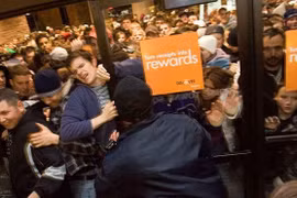 Ý nghĩa "đen tối" đằng sau ngày hội giảm giá Black Friday ở Mỹ