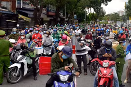 Xe cộ ùn ùn chờ khai báo "di biến động dân cư" tại chốt kiểm soát ở Sài Gòn