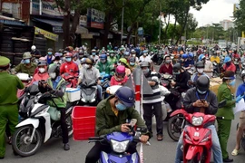 Xe cộ ùn ùn chờ khai báo "di biến động dân cư" tại chốt kiểm soát ở Sài Gòn