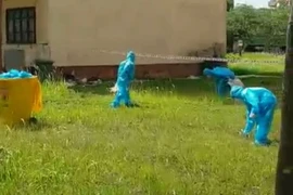 Đánh bài trong khu cách ly, tự nhận mức phạt... mặc đồ bảo hộ đi nhặt rác