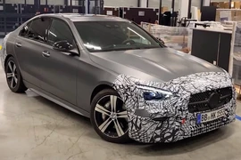 Chỉ với chi tiết này, người đang định mua Mercedes C-Class chắc chắn sẽ muốn đợi thế hệ mới bán ra!