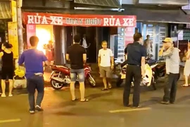 Người dân phát hiện căn nhà phát cháy nên gọi báo cơ quan chức năng.