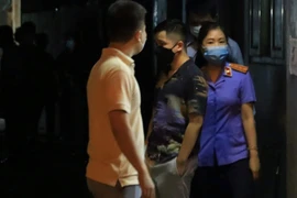 Lực lượng chức năng có mặt tại đầu ngõ nhà ông Lê (Ảnh: Nguyễn Trường).