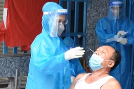 Lực lượng y tế nỗ lực đến từng nhà dân lấy mẫu xét nghiệm, bóc tách F0 ra khỏi cộng đồng để ngăn nguồn lây của dịch Covid-19.