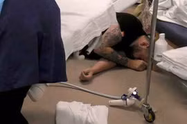 Chồng xúc động ngất lịm đúng lúc vợ sinh con