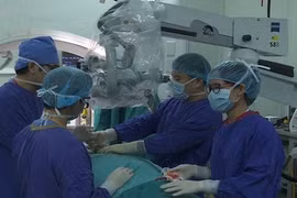  Sinh thiết cột sống bằng robot