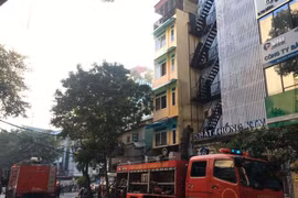 Cháy lớn tại quán karaoke phố Thi Sách