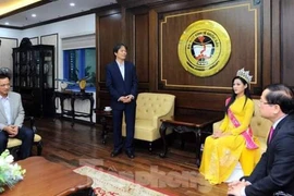 Hiệu trưởng Kinh tế quốc dân lên tiếng về ảnh "chắp tay báo cáo hoa hậu"