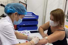 Lấy huyết tương của BN khỏi Covid-19 tại Bệnh viện Bệnh Nhiệt đới T.Ư.