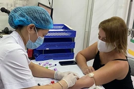 Lấy huyết tương của BN khỏi Covid-19 tại Bệnh viện Bệnh Nhiệt đới T.Ư.