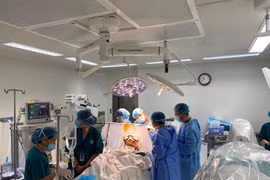 Cất lại tiếng hát sau 30 năm mắc Parkinson nhờ phẫu thuật cấy vi điện cực