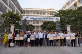  Khen thưởng học sinh trường chuyên đạt giải quốc tế 2020